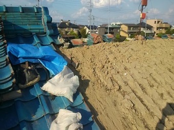 瓦ズレたお家の葺き直し工事の解体の様子