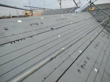 コケの生えたカラーベスト屋根のカバー工事の防水シートの様子