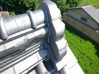 鬼瓦の漆喰塗り直し工事のシリコンコーキングの様子