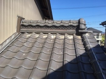 穴の開いてしまった漆喰の塗り直し工事の施工中の様子