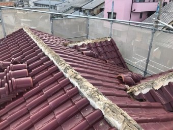 洋瓦屋根の棟瓦の取り直し工事のの様部分撤去の様子