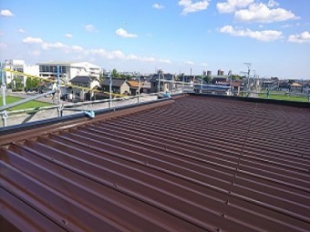 折半屋根塗装工事完工の様子