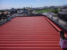 折半屋根塗装工事の上塗り塗装の様子