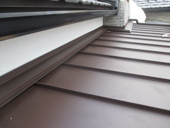 防水シートの上から縦平葺きに加工した板金を新設した状態