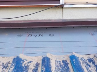 壁際に防水シートを敷いた状態