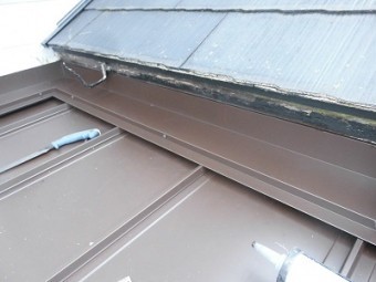 野地板の上から板金を重ねた状態