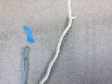 ひび割れにシーリングを打った状態