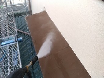 外壁塗装前の水洗いの様子