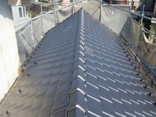 屋根の葺き替え工事が完工した様子