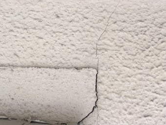 モルタル壁のクラックの現地調査の様子