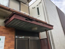 台風被害をうけたお宅の玄関ポーチの様子