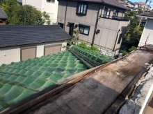 先日の台風によって屋根の板金が飛んでしまった様子