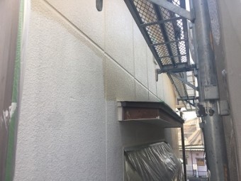 外壁塗装工事の中塗りの様子