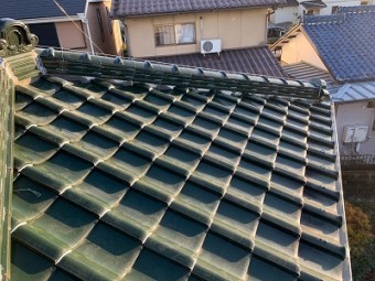 瓦同士を瓦用のシリコンシーラントで固定した様子