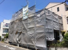 足場が組み終わった家