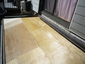 春日井市の下屋根の葺き替え現場で、野地板を張った写真