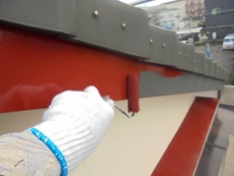 破風板金の下塗りの様子