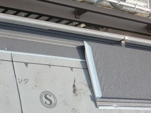 防水シートの上から金属の屋根材を被せていく様子