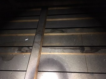雨漏れが起きているお宅の屋根裏の写真