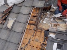 部分葺き替えを施工するために瓦を解体した様子
