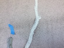 シーリングをならしてひび割れの中に塗りこんだ様子