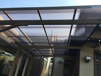 カーポートに波板を新設する様子