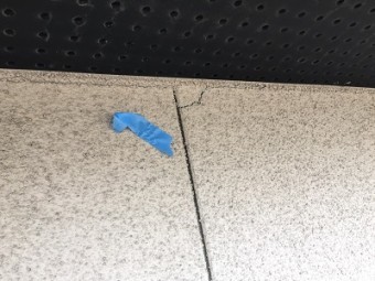 外壁のクラック補修の施工前