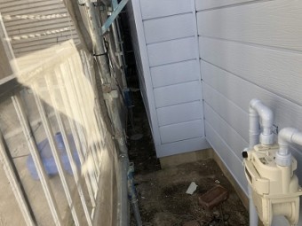 下塗りを終えた外壁材に塗料本材を塗布している様子