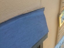 出窓の重ね葺き工事の様子