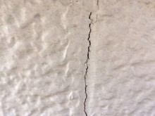 外壁現地調査のひび割れの様子