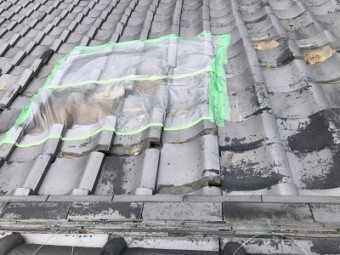 台風によって瓦が飛んでしまった所の応急手当ての様子