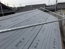 雨漏れしている和瓦の大屋根から瓦を解体し、防水シートを敷いた様子