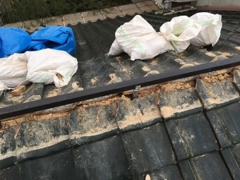 棟に樹脂製の垂木を金具で固定する様子
