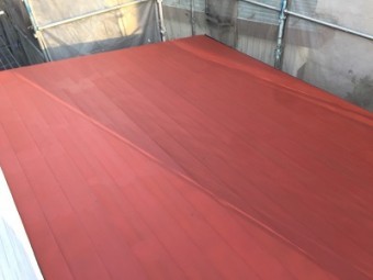 コロニアル瓦の屋根の下塗りの様子