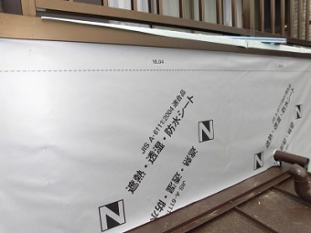 野地板の上に防水シートを張った状態