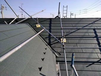 コケの生えたカラーベスト屋根のカバー工事の屋根材施工の様子