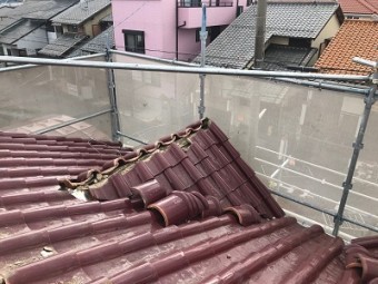 洋瓦屋根の棟瓦の取り直し工事のの様部分撤去の様子