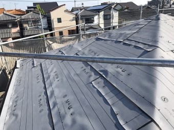既存の瓦を解体した後に防水シートを張りつけた様子