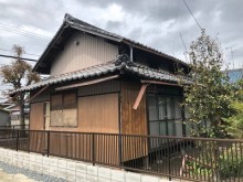 経年劣化で破損した雨樋の様子