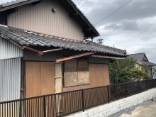 経年劣化で破損した雨樋の様子