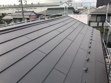 防水シートの敷いた大屋根に板金屋根を新設した様子