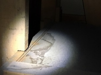 雨漏れが起きているお宅の屋根裏の写真
