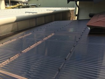 カーポートに波板を新設する様子