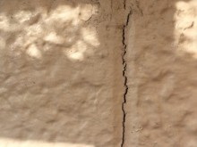 外壁現地調査のひび割れの様子