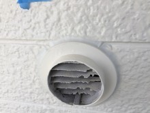 通気口のシーリングの下地処理の様子