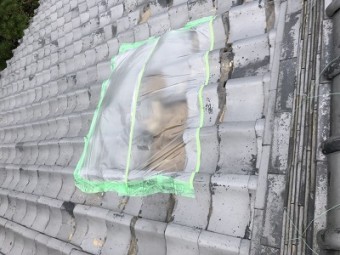 台風によって瓦が飛んでしまった所の応急手当ての様子