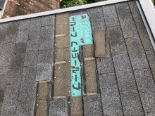 屋根材が飛散した屋根の様子