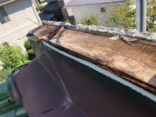 先日の台風によって屋根の板金が飛んでしまった様子