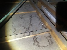 台風の影響で天井に雨染みができた小屋裏の様子