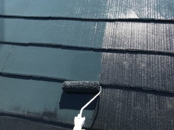 コロニアル瓦の屋根の本材塗装の様子